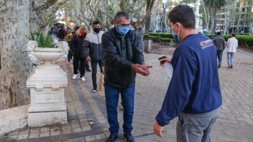 Los rosarinos que cobran el IFE hacían una extensa cola en medio de un termómetro bajisimo.