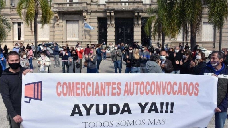 La movilización al mediodía en el centro santafesino.