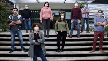 Los creadores de "COVIDAR IgG" son: Andrea Gamarnik, Marcelo Yanovsky, Julio Caramelo, Guadalupe Costa Navarro, Horacio Diego Ojeda, Martín Pallarés y María Mora González López Ledesma, del Instituto Leloir y del Conicet, Diego Álvarez, de la Universidad Nacional de San Martín y del Conicet y Jorge Carradori, Director Técnico del Laboratorio Lemos S.R.L..