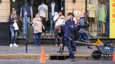 Mucho movimiento en la ciudad, pero a pie o en vehículos particulares.