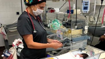 La doctora facilita con su celular el vínculo entre madre e hija.