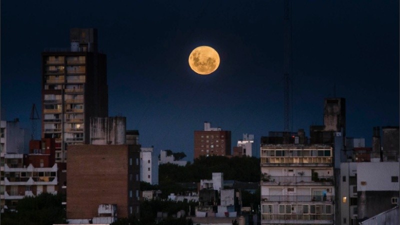La luna sale este jueves a las 18.46 y se pone a las 7.39 del viernes.