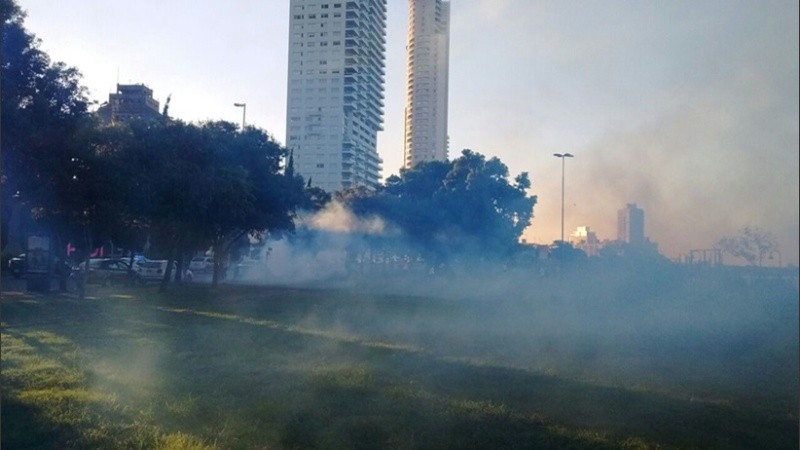 La fumigación en un parque de la ciudad.