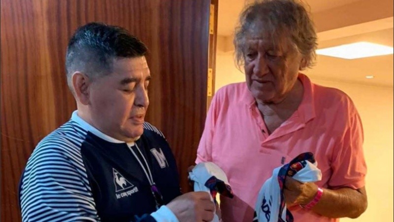 Una imagen del encuentro entre los dos magos del fútbol.