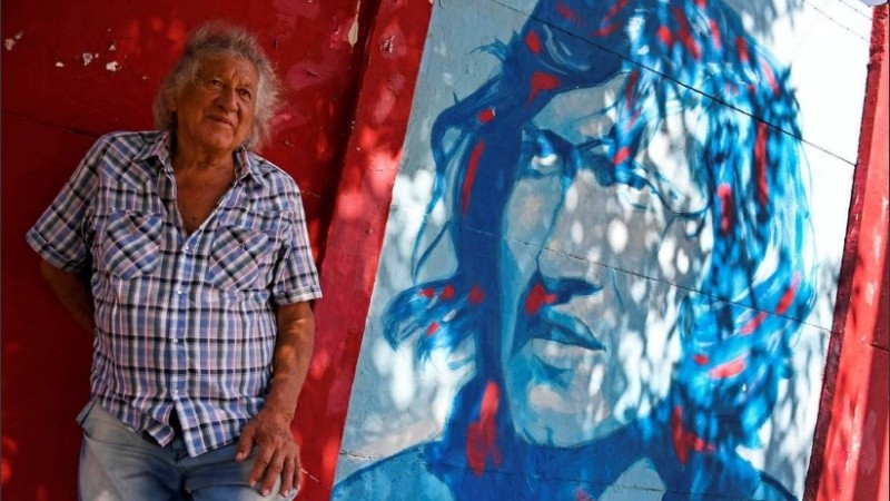 Carlovich y un mural en su honor en el Gabino Sosa.