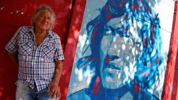 Carlovich y un mural en su honor en el Gabino Sosa.