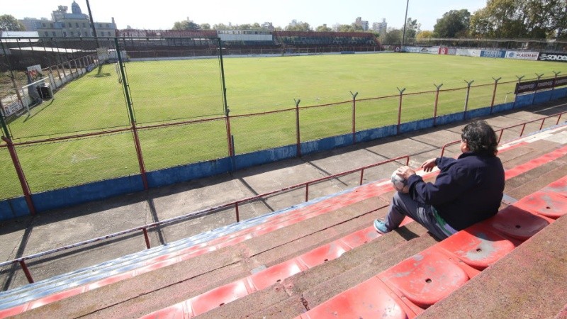 Chupa, el canchero charrúa, se sentó donde se ubicaba el Trinche con una pelota bajo el brazo.
