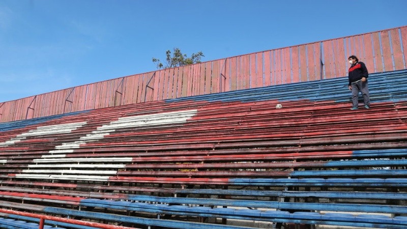 Homenaje mínimo: la imagen del canchero en la tribuna del Gabino.