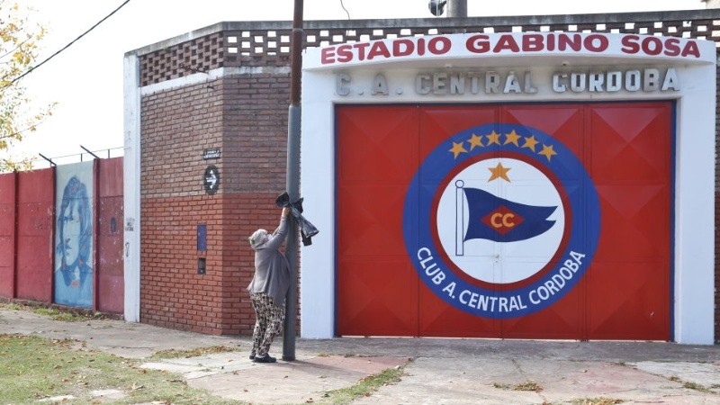 Una pareja se acercó al estadio y colgó un crespón negro.