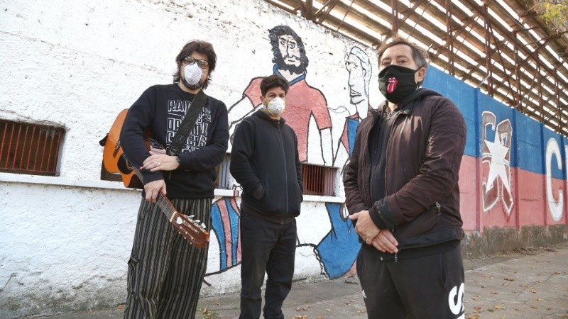 Tres vecinos de Tablada se juntaron a despedir a Carlovich.