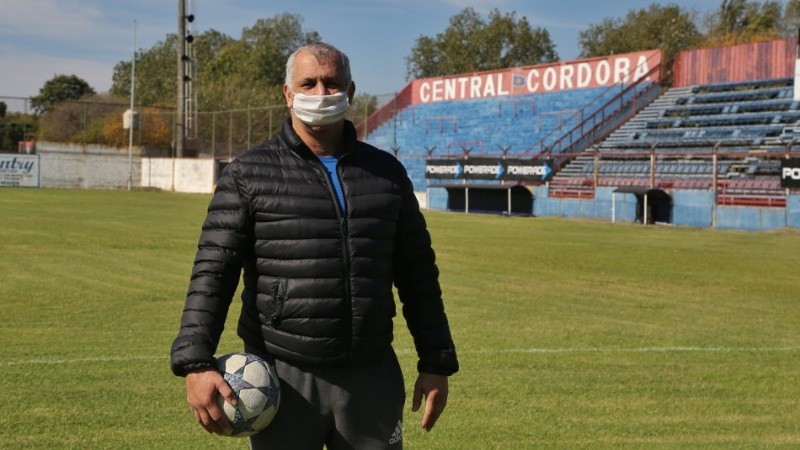 El DT charrúa Marcelo Vaquero en el campo de juego del Gabino.
