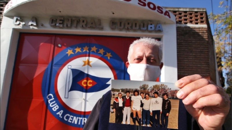 El canchero Juan Gámez y una foto con Carlovich que quedará en el recuerdo. 