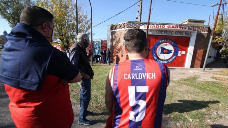 Los hinchas charrúas fueron a despedir a su ídolo.