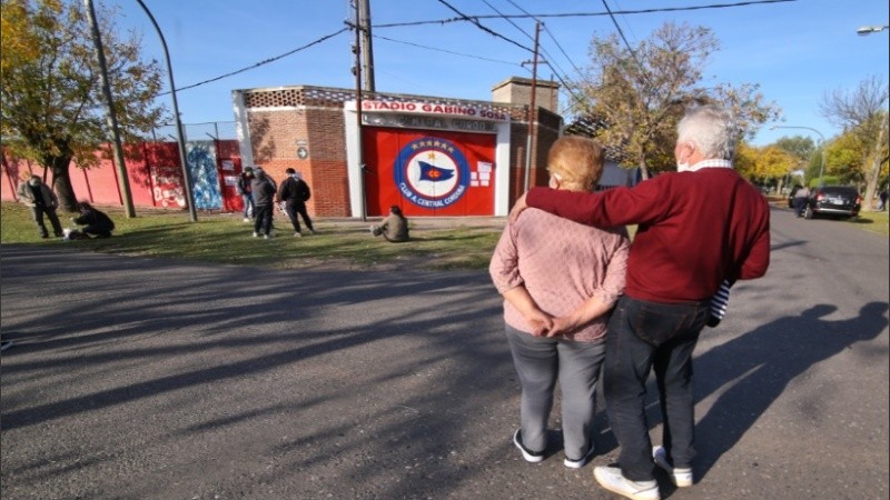 Fueron llegando de a poco a darle el último adiós a su ídolo.