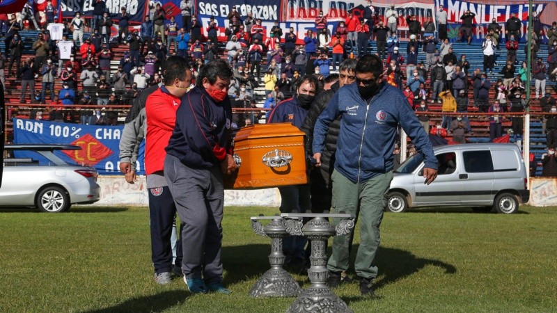 La emotiva despedida al Trinche Carlovich en el Gabino Sosa este sábado por la mañana. 