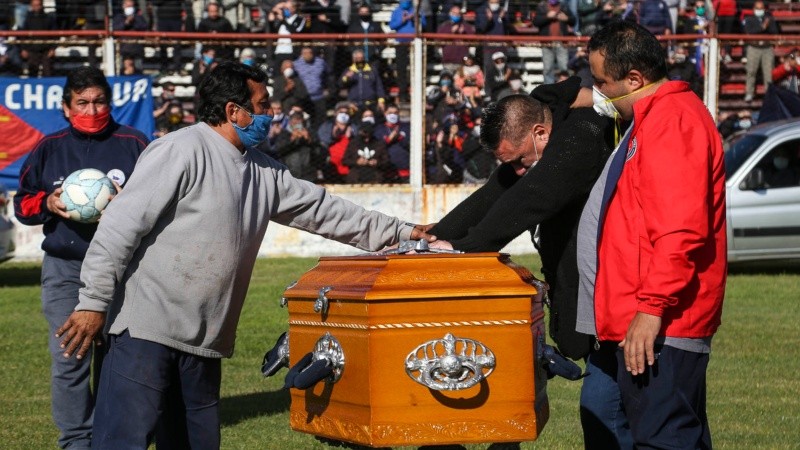La emotiva despedida al Trinche Carlovich en el Gabino Sosa este sábado por la mañana. 