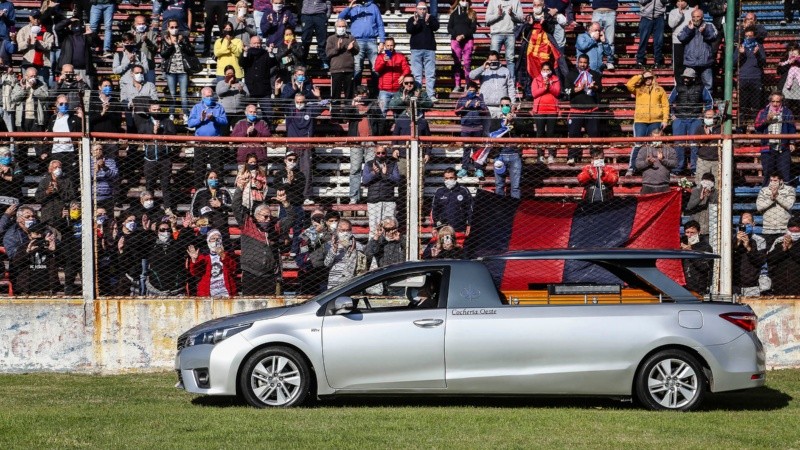 La despedida al Trinche Carlovich este sábado en el Gabino Sosa.