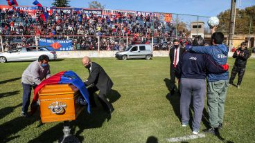 La emotiva despedida al Trinche Carlovich en el Gabino Sosa este sábado por la mañana.
