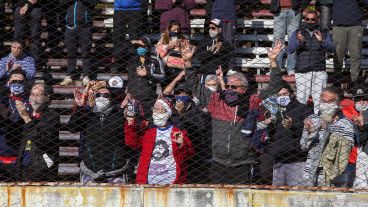 La emotiva despedida al Trinche Carlovich en el Gabino Sosa este sábado por la mañana.