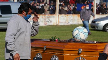 La emotiva despedida al Trinche Carlovich en el Gabino Sosa este sábado por la mañana.