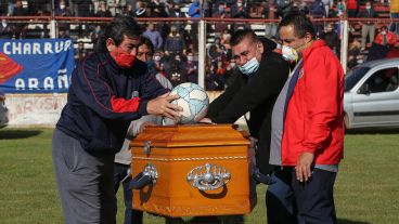 La despedida al Trinche Carlovich este sábado en el Gabino Sosa.
