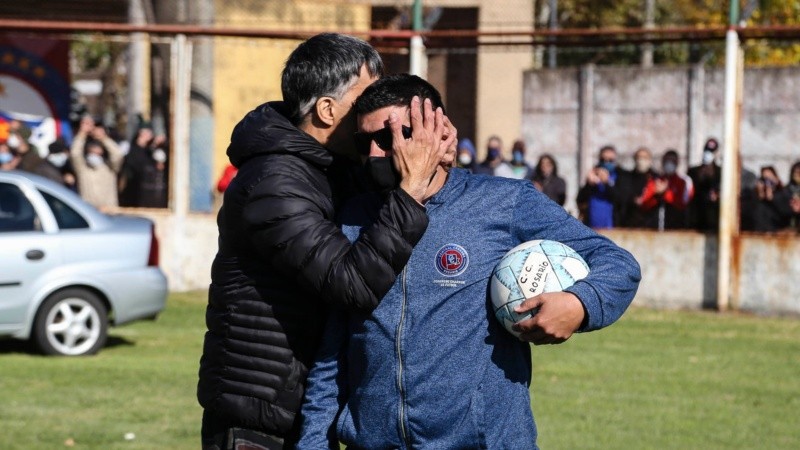 La emotiva despedida al Trinche Carlovich en el Gabino Sosa este sábado por la mañana. 