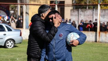 La emotiva despedida al Trinche Carlovich en el Gabino Sosa este sábado por la mañana.