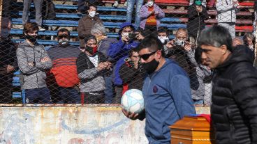 La emotiva despedida al Trinche Carlovich en el Gabino Sosa este sábado por la mañana.