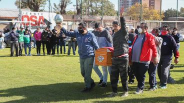 La despedida al Trinche Carlovich este sábado en el Gabino Sosa.