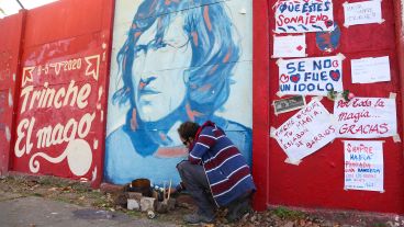 La despedida al Trinche Carlovich este sábado en el Gabino Sosa.