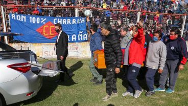 La despedida al Trinche Carlovich este sábado en el Gabino Sosa.