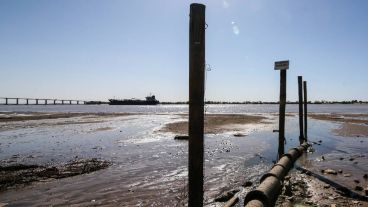 Un buque pasa frente a Rosario. La bajante obliga a ajustar el volumen de carga.
