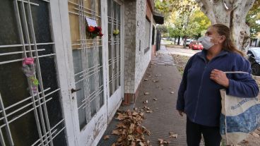 Flores y papeles escritos en la puerta de la casa del Trinche Carlovich.