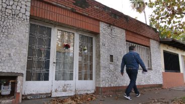 Flores y papeles escritos en la puerta de la casa del Trinche Carlovich.