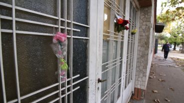 Flores y papeles escritos en la puerta de la casa del Trinche Carlovich.