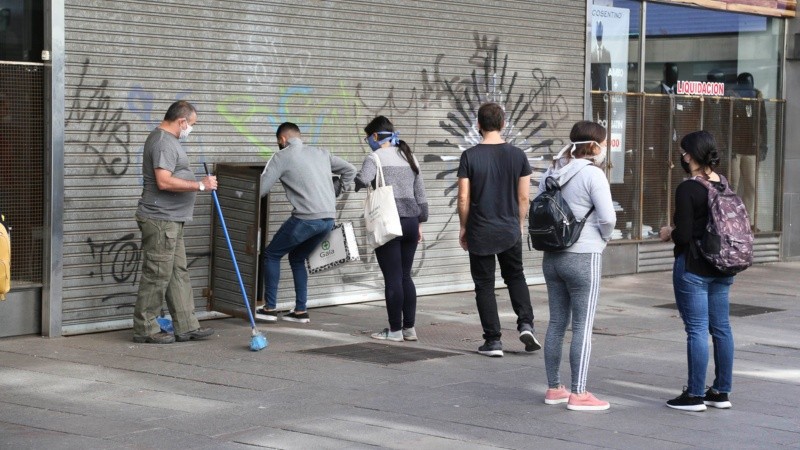 Postales del centro este lunes tras la apertura de los comercios.