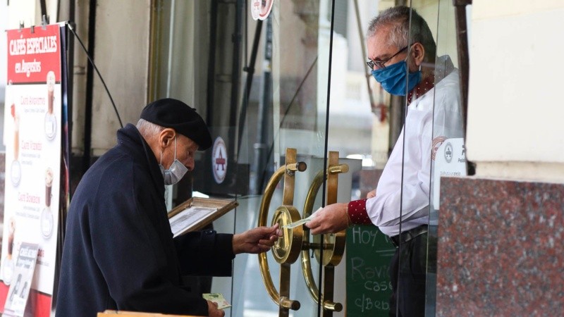 Postales del centro este lunes tras la apertura de los comercios.