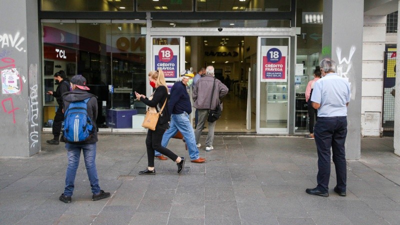 Postales del centro este lunes tras la apertura de los comercios.