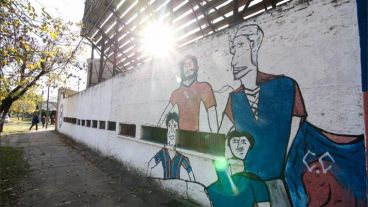 El proyecto busca homenajear al Trinche colocando su nombre en una de las calles que bordean el estadio Gabino Sosa.