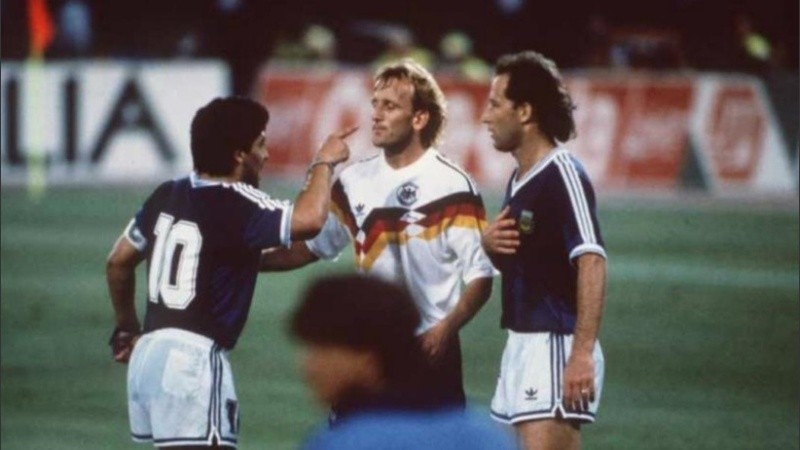 Diego discute con Brehme. Calderón está cerca, con la bronca acumulada.