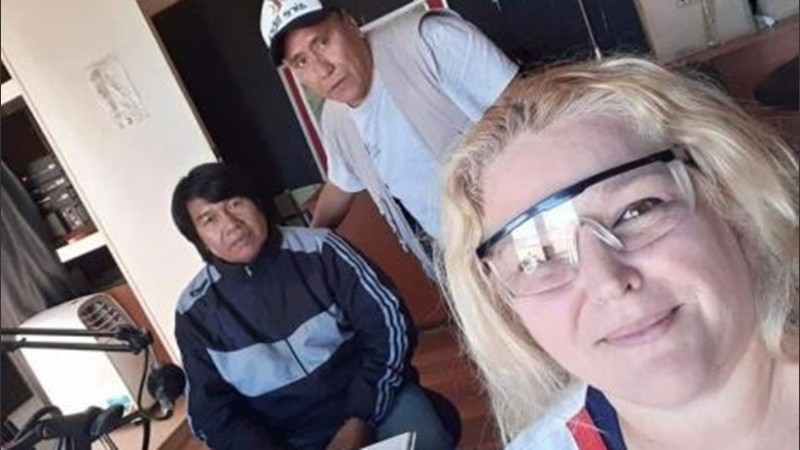 El equipo docente y de la radio comunitaria preparado para emitir los contenidos.