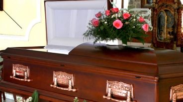 Notaron como el cadáver los había saludado desde el ataúd.