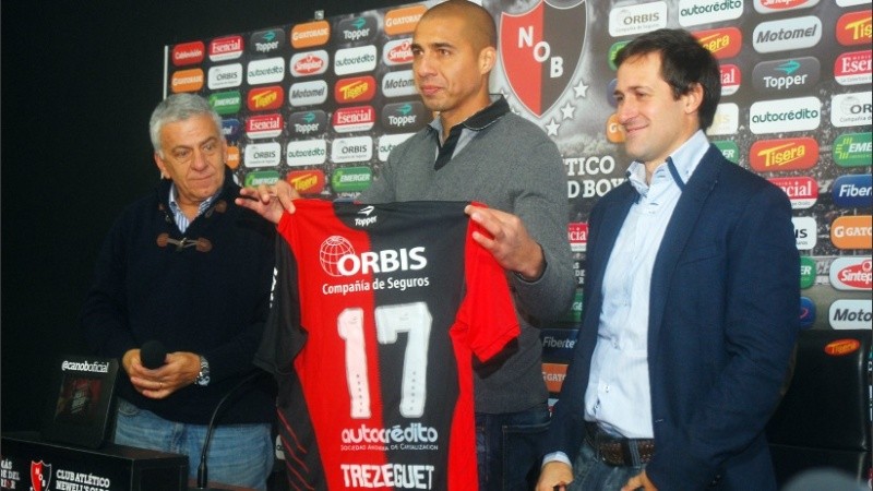 Trezeguet junto a la dirigencia de la época, encabezada por Guillermo Lorente.