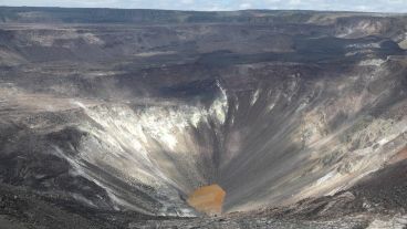 El lago de agua comenzó a formarse en la parte más baja del Halema'uma'u.