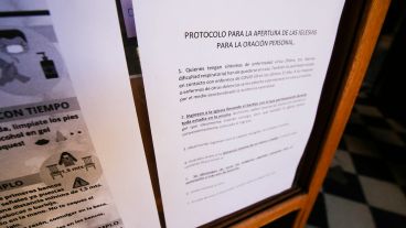 En la puerta de la Catedral se puede leer el protocolo de prevención que recomiendan para ingresar a la santa sede.