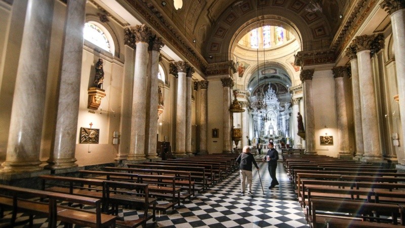La Catedral abre sus puertas desde este miércoles de 9.30 a 12 y de 17 a 18.30 para que los fieles puedan ir a rezar. 