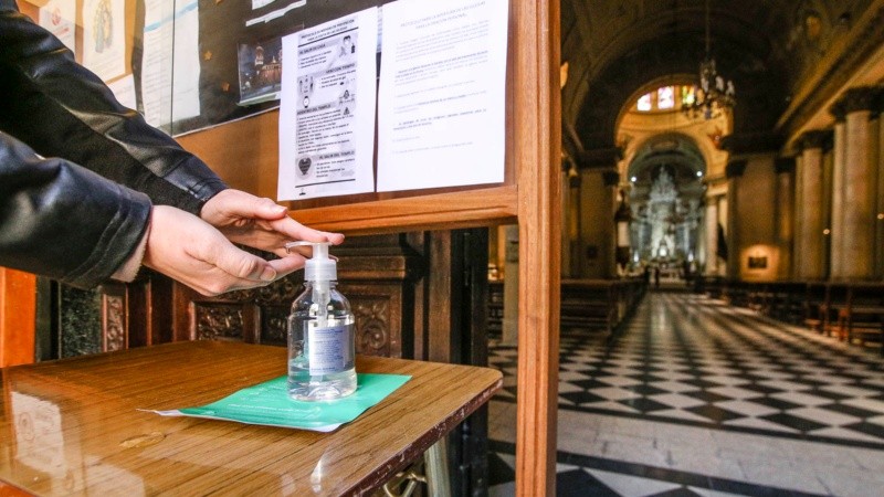 En el ingreso a la Catedral hay alcohol en gel que cada persona se tiene que poner en las manos para ingresar. 