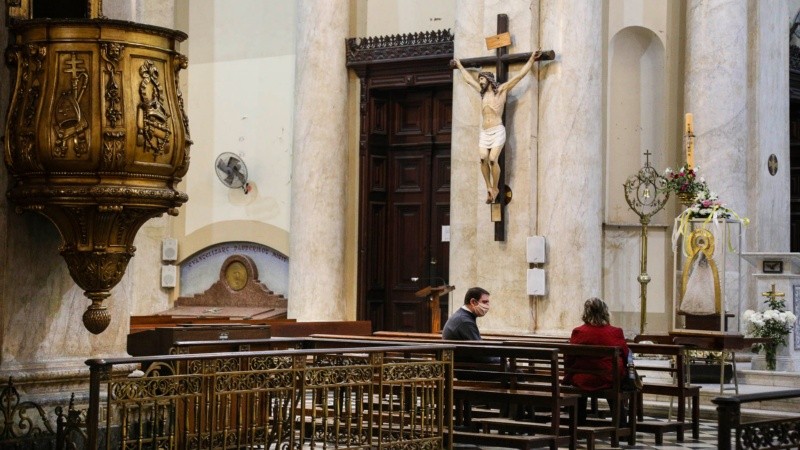 Algunos fieles se confesaron ante una iglesia casi vacía.
