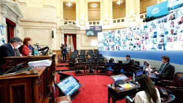 Los únicos senadores que están en el recinto se encuentran separados por varias bancas.