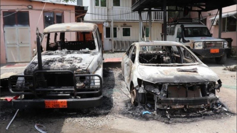 Así quedaron vehículos de Médicos sin Fronteras en el hospitla.